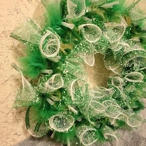 16" Deco Mesh Christmas Wreath